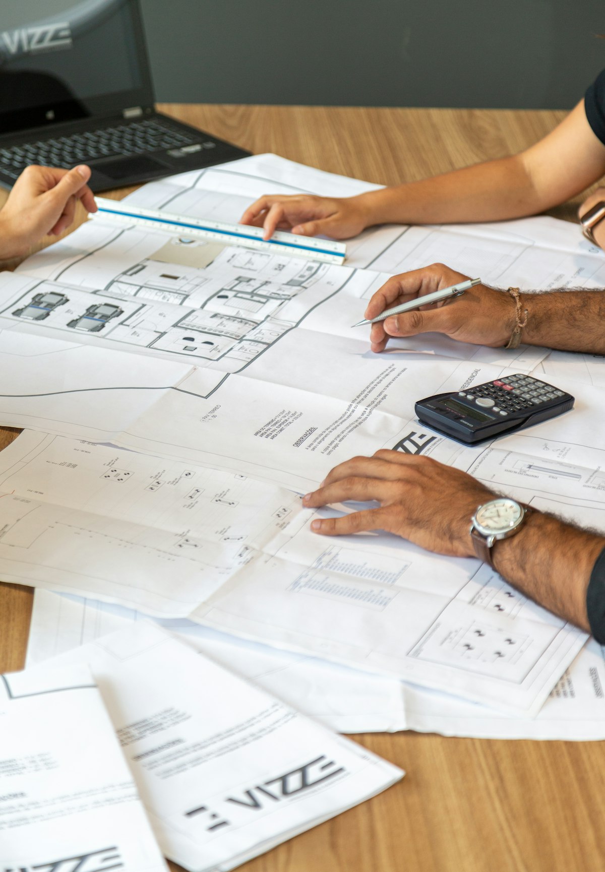 Equipe analisando projetos de engenharia